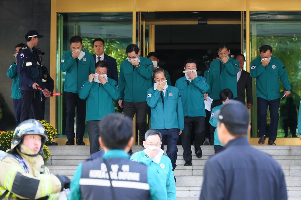 한덕수 국무총리가 5일 세종대로 정부서울청사에서 실시된 화재대피 민방위 훈련에 참가하고 있다.