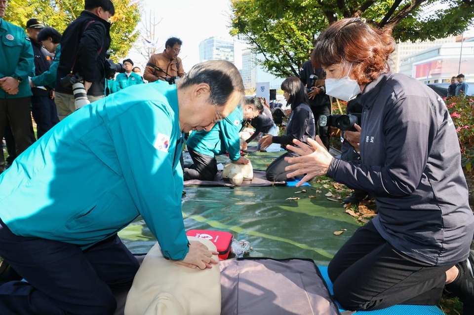 한덕수 국무총리가 5일 세종대로 정부서울청사에서 실시된 화재대피 민방위 훈련에 참가하고 있다.