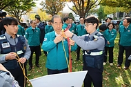 한덕수 국무총리가 5일 세종대로 정부서울청사에서 실시된 화재대피 민방위 훈련에 참가하고 있다.