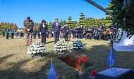 강정애 국가보훈부 장관이 11일 오전 부산 남구 유엔기념공원에서 열린 6.25전쟁 무명 유엔참전용사의 유해안장식에 참석하여 헌화 및 묵념을 하고 있다.