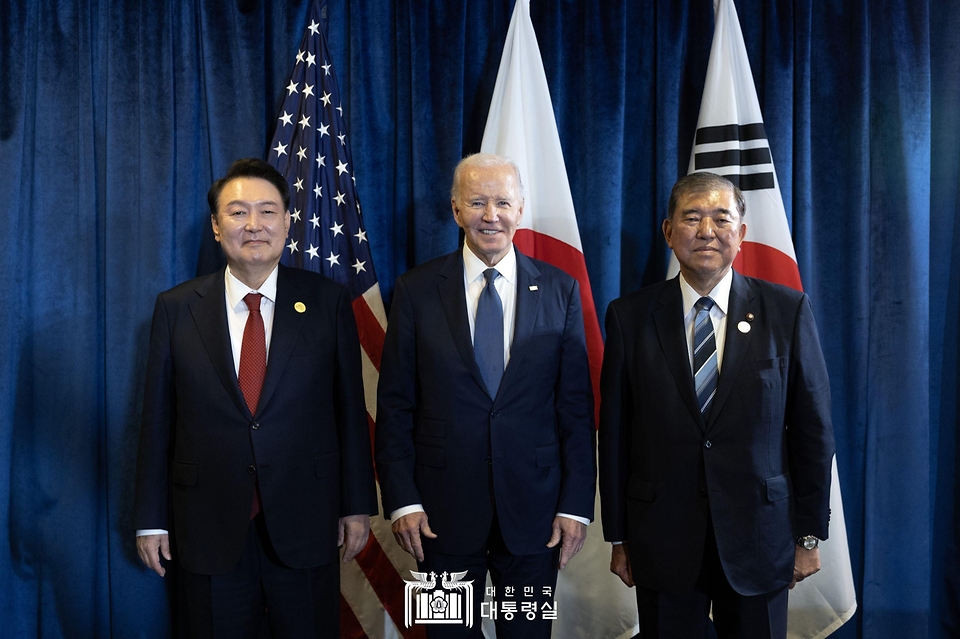 11월 15일 윤석열 대통령은 조 바이든 미국 대통령, 이시바 시게루 일본 총리와 한미일 정상회의를 가졌습니다.