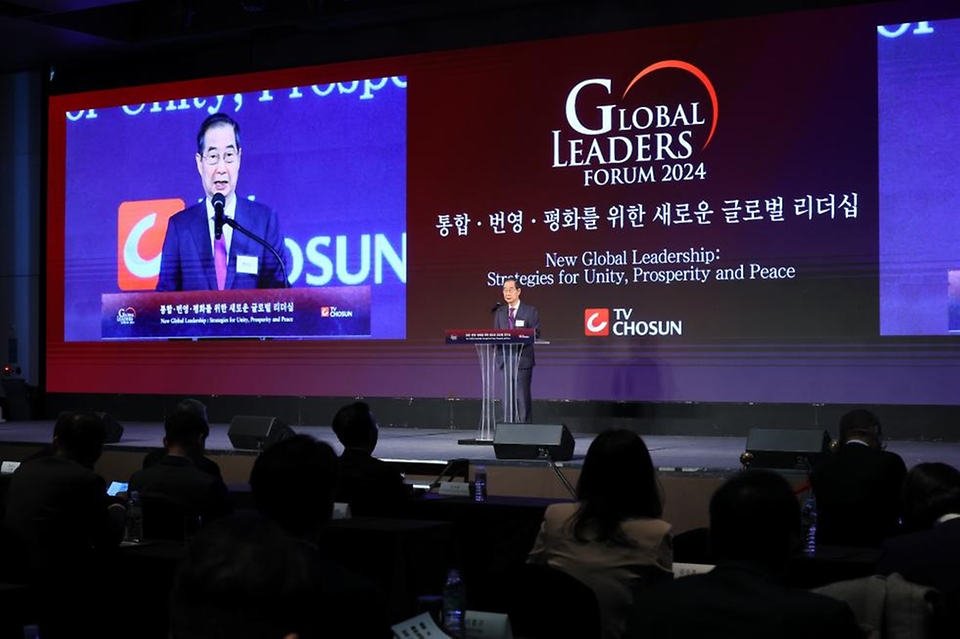 한덕수 국무총리가 18일 워커힐 호텔에서 열린 TV조선 글로벌 리더스 포럼에 참석, 축사를 하고 있다.