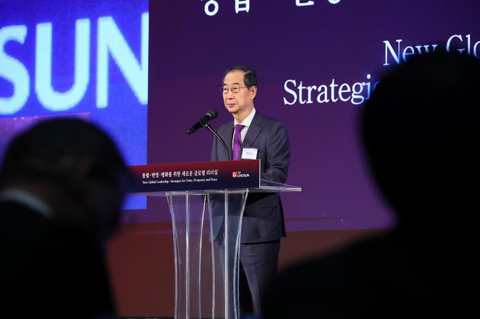 한덕수 국무총리가 18일 워커힐 호텔에서 열린 TV조선 글로벌 리더스 포럼에 참석, 축사를 하고 있다.