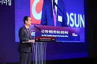 한덕수 국무총리가 18일 워커힐 호텔에서 열린 TV조선 글로벌 리더스 포럼에 참석, 축사를 하고 있다.