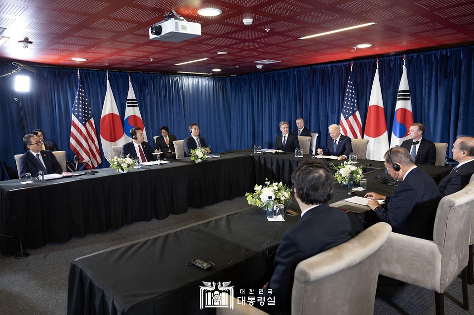 11월 15일 윤석열 대통령은 조 바이든 미국 대통령, 이시바 시게루 일본 총리와 한미일 정상회의를 가졌습니다.