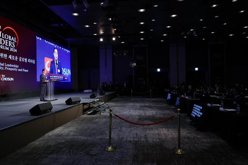 한덕수 국무총리가 18일 워커힐 호텔에서 열린 TV조선 글로벌 리더스 포럼에 참석, 축사를 하고 있다.