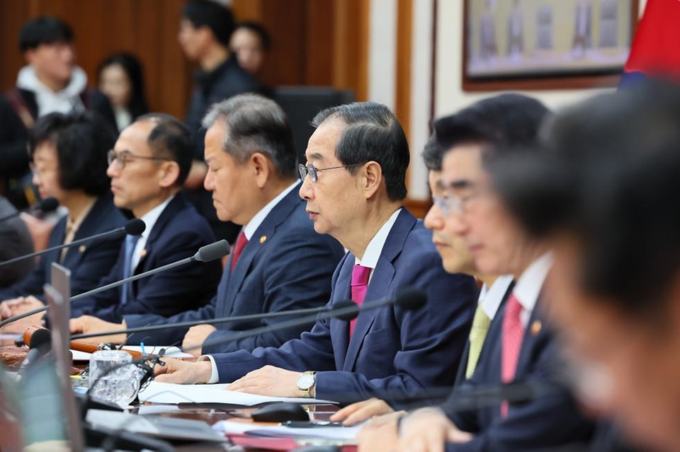 한덕수 국무총리가 19일 세종대로 정부서울청사에서 열린 국무회의를 주재, 모두발언을 하고 있다.