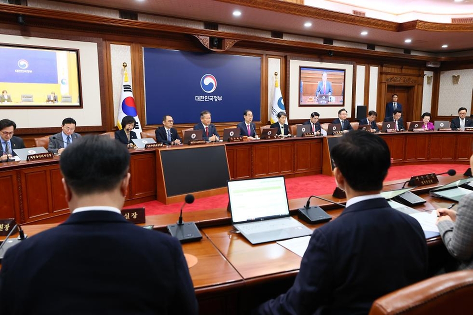 한덕수 국무총리가 19일 세종대로 정부서울청사에서 열린 국무회의를 주재, 모두발언을 하고 있다.