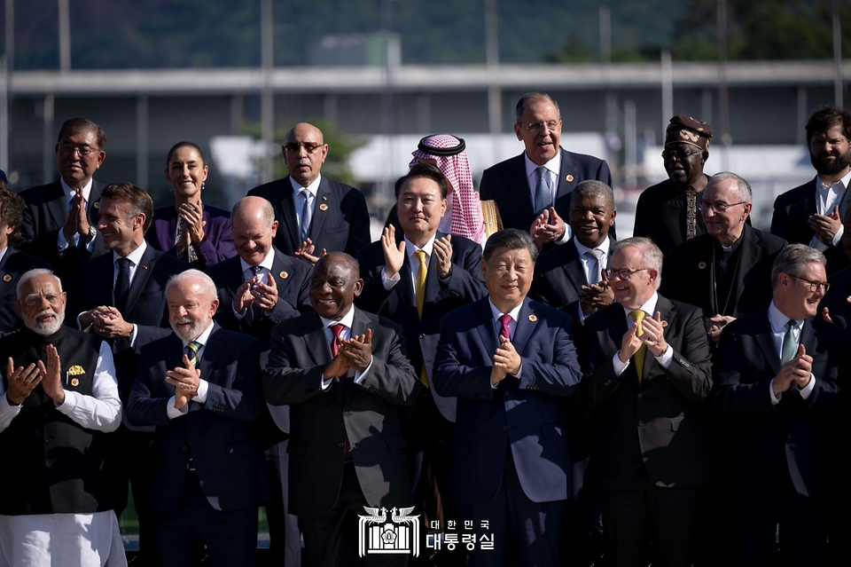 11월 18일 윤석열 대통령은 리우데자네이루 G20 정상회의에 참석한 각국 정상들과 단체사진을 촬영했습니다.