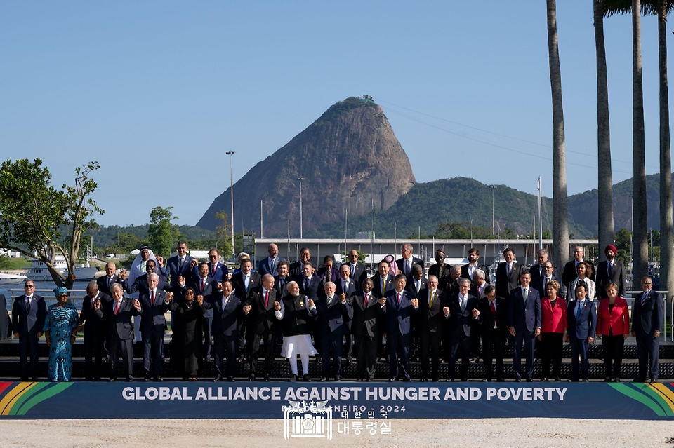 11월 18일 윤석열 대통령은 리우데자네이루 G20 정상회의에 참석한 각국 정상들과 단체사진을 촬영했습니다.