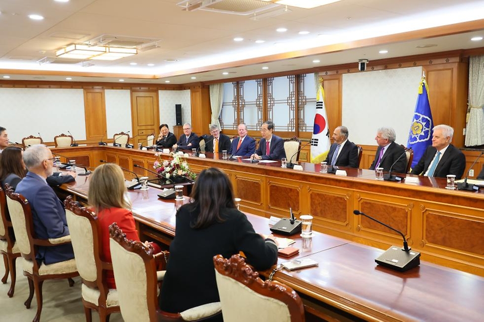 한덕수 국무총리가 19일 세종대로 정부서울청사에서 에반 그린버그 미한재계회의 위원장을 접견, 인사 및 환담을 나누고 있다.