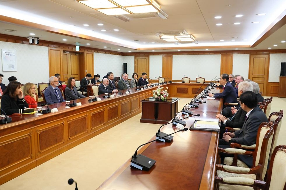 한덕수 국무총리가 19일 세종대로 정부서울청사에서 에반 그린버그 미한재계회의 위원장을 접견, 인사 및 환담을 나누고 있다.