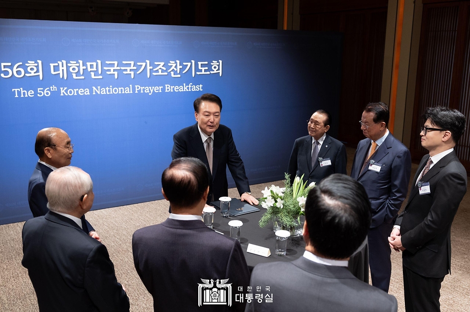 11월 22일 윤석열 대통령은 서울 중구 신라호텔에서 개최된 ‘제56회 대한민국 국가조찬기도회’에 참석했습니다.