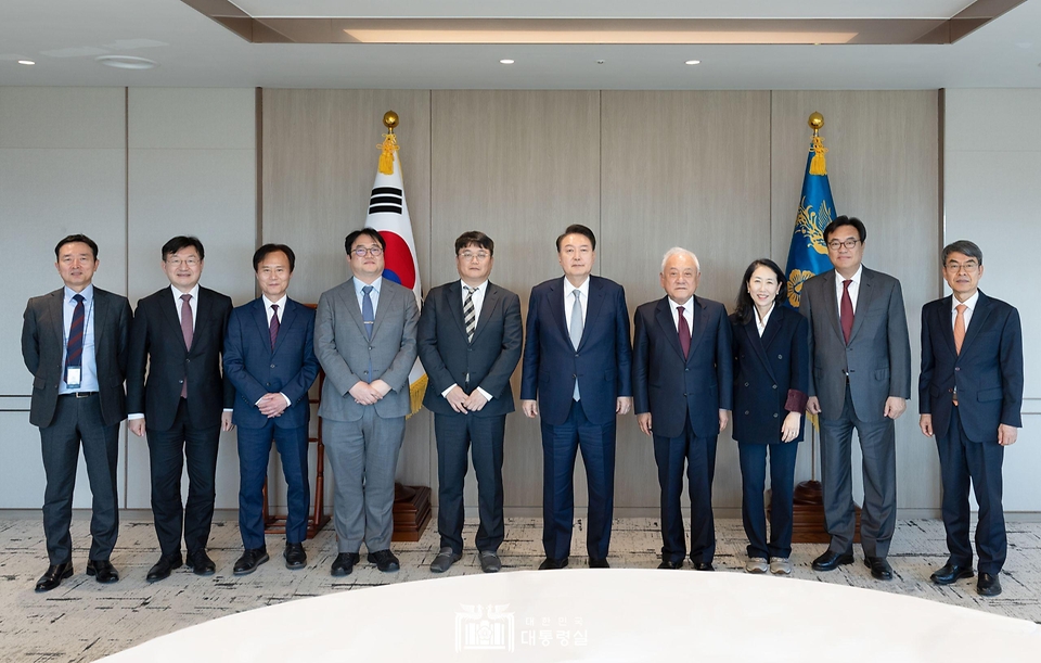 11월 22일 윤석열 대통령은 용산 대통령실에서 국민통합위원회 위원장 및 분과 위원장들과 오찬을 함께하며, 양극화 타개를 위한 추진 방안을 논의하고 앞으로 자주 이런 자리를 갖고 논의를 더 이어나가기로 했습니다.