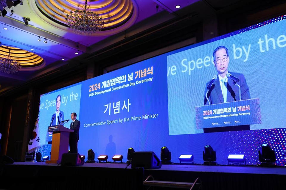 한덕수 국무총리가 25일 중구 롯데호텔에서 열린 개발협력의 날 기념식에 참석, 축사를 하고 있다.