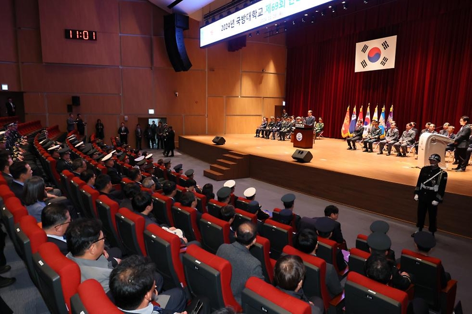 한덕수 국무총리가 28일 충남 논산시 국방대학교 컨벤션센터에서 열린 국방대학교 안보과정 졸업식에 참석, 축사를 하고 있다.