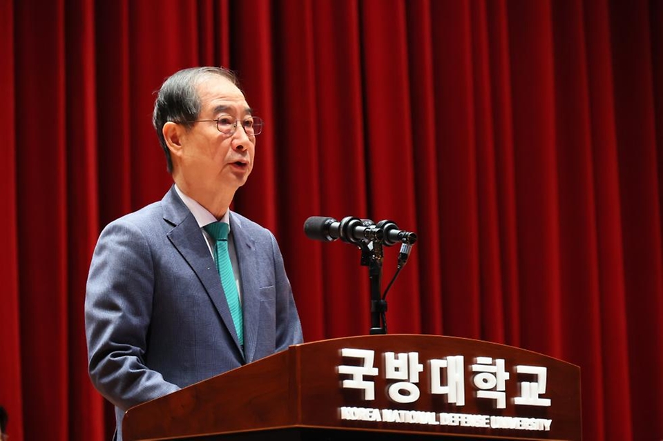 한덕수 국무총리가 28일 충남 논산시 국방대학교 컨벤션센터에서 열린 국방대학교 안보과정 졸업식에 참석, 축사를 하고 있다.