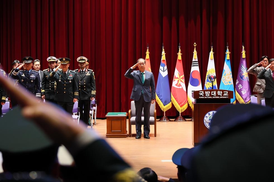 한덕수 국무총리가 28일 충남 논산시 국방대학교 컨벤션센터에서 열린 국방대학교 안보과정 졸업식에 참석, 축사를 하고 있다.