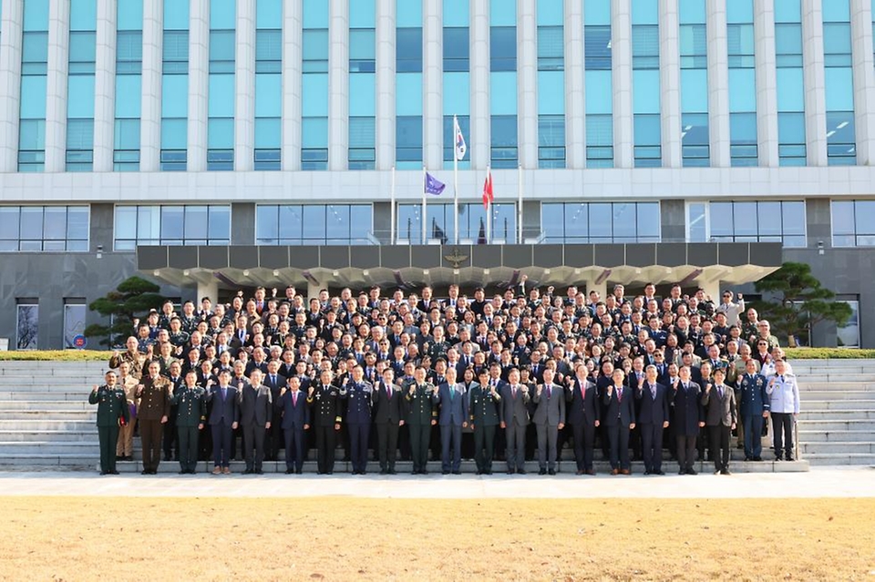 한덕수 국무총리가 28일 충남 논산시 국방대학교 컨벤션센터에서 열린 국방대학교 안보과정 졸업식에 참석, 축사를 하고 있다.