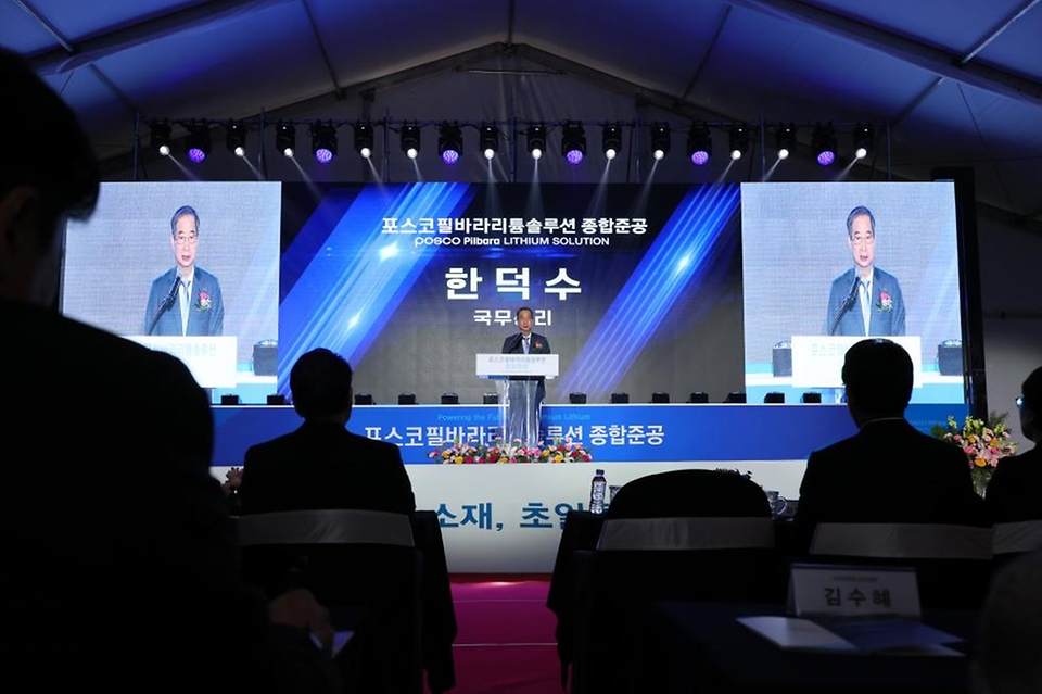 한덕수 국무총리가 29일 전남 광양시 율촌산단 내 ㈜포스코필바라리튬솔루션에서 열린 리튬공장 종합 준공식에 참석, 격려사 및 축하 퍼포먼스에 참여 하고 있다.