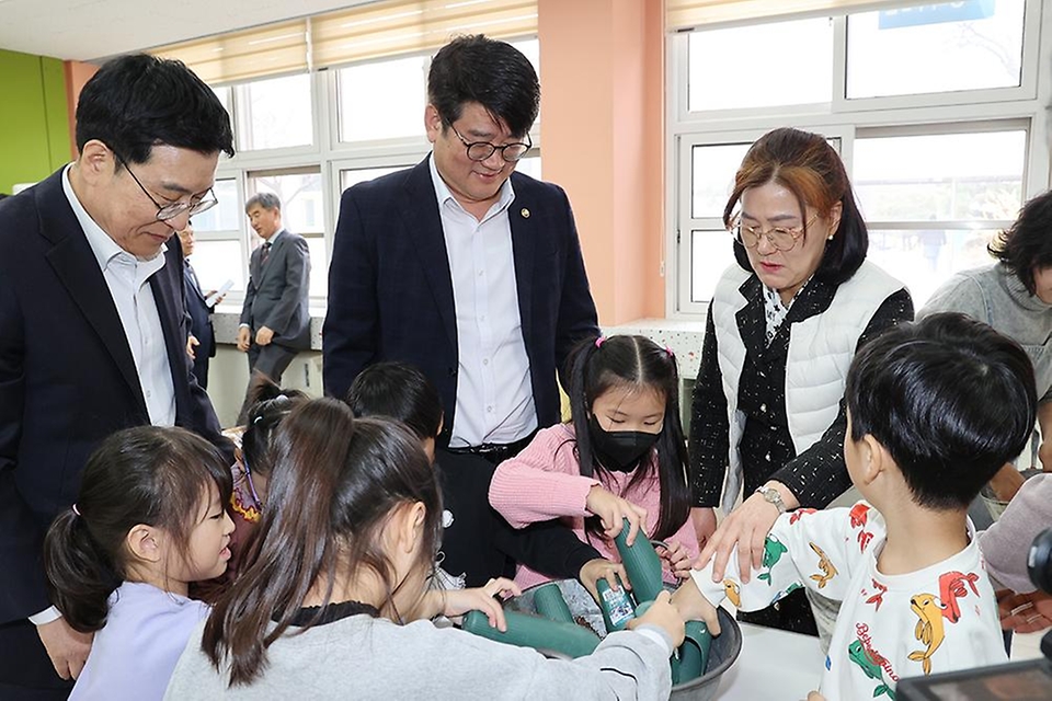 권재한 농촌진흥청 청장은 11월 28일 충북 청주에 있는 남일초등학교를 방문해 늘봄학교 프로그램 ‘반려식물로 나의 감정 표현하기’를 참관했다.