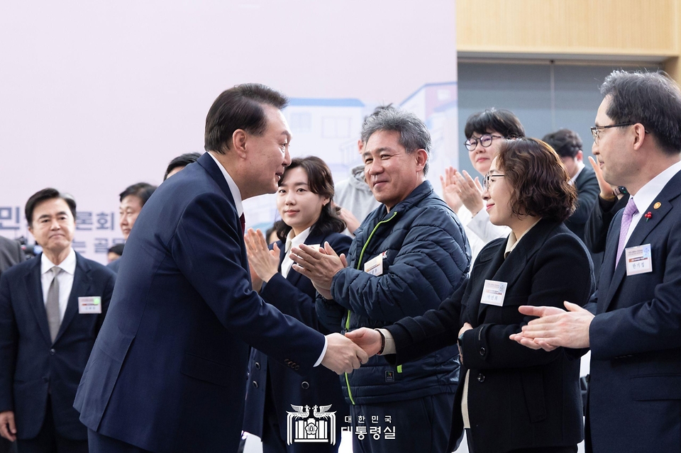 12월 2일 윤석열 대통령은 충청남도 공주시에서 ‘다시 뛰는 소상공인·자영업자, 활력 넘치는 골목상권’을 주제로 국정 후반기 첫 번째 ‘국민과 함께하는 민생토론회’를 주재했습니다.