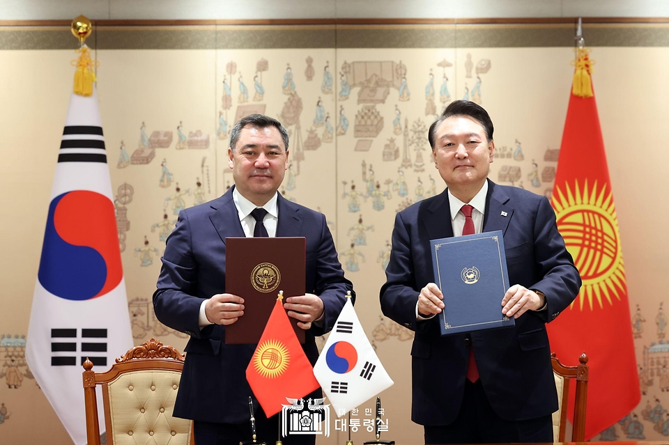 12월 3일 윤석열 대통령은 한국을 공식 방문한 ‘사디르 자파로프(Sadyr Zhaparov)’ 키르기즈공화국 대통령과 함께 공동성명 및 문건 서명식을 가졌습니다.