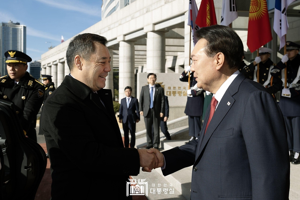 12월 3일 윤석열 대통령은 한국을 공식 방문한 ‘사디르 자파로프(Sadyr Zhaparov)’ 키르기즈공화국 대통령과 방명록 서명, 수행원 인사 및 기념촬영을 진행했습니다.