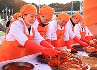 송미령 농림축산식품부 장관은 이상민 행정안전부 장관, 김두겸 울산광역시장과 12월 3일(화), 울산 문수야구장에서 17개 시·도, 농협 및 울산 소재 기업과 함께 ‘국민통합 김장행사’를 개최하였습니다.