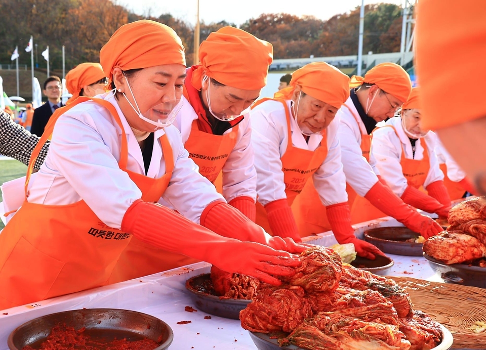 송미령 농림축산식품부 장관은 이상민 행정안전부 장관, 김두겸 울산광역시장과 12월 3일(화), 울산 문수야구장에서 17개 시·도, 농협 및 울산 소재 기업과 함께 ‘국민통합 김장행사’를 개최하였습니다.