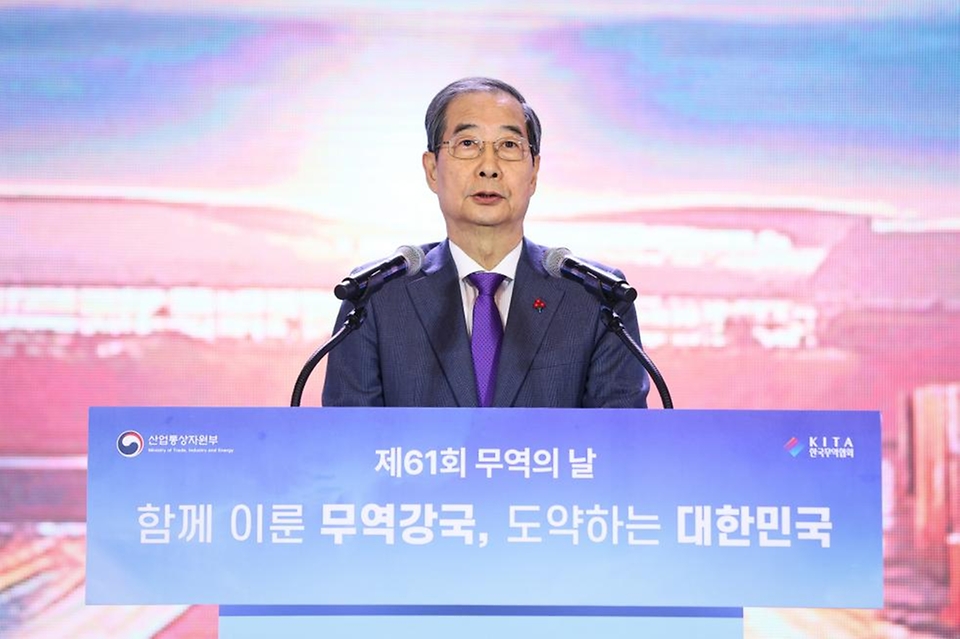 한덕수 국무총리가 5일 강남 삼성동 코엑스에서 열린 무역의 날 기념식에 참석, 축사 및 축하 퍼포먼스를 하고 있다.