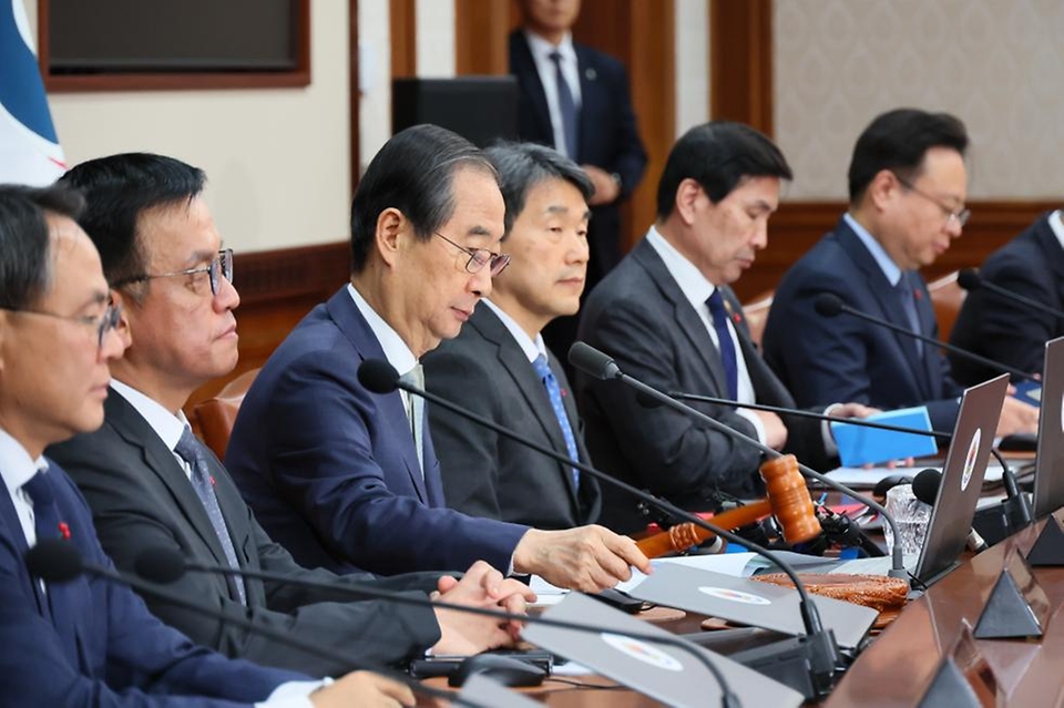 한덕수 대통령 권한대행 국무총리가 14일 세종대로 정부서울청사에서 열린 임시 국무회의를 주재, 모두발언을 하고 있다.