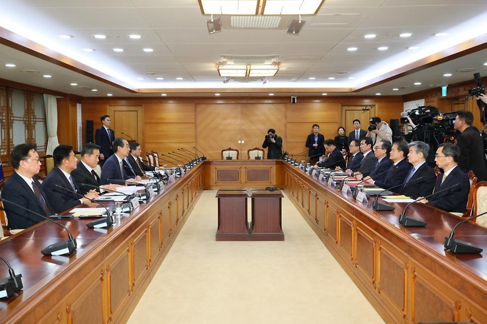 한덕수 대통령 권한대행 국무총리가 14일 세종대로 정부서울청사에서 열린 국가안전보장회의(NSC)를 주재, 모두발언을 하고 있다.