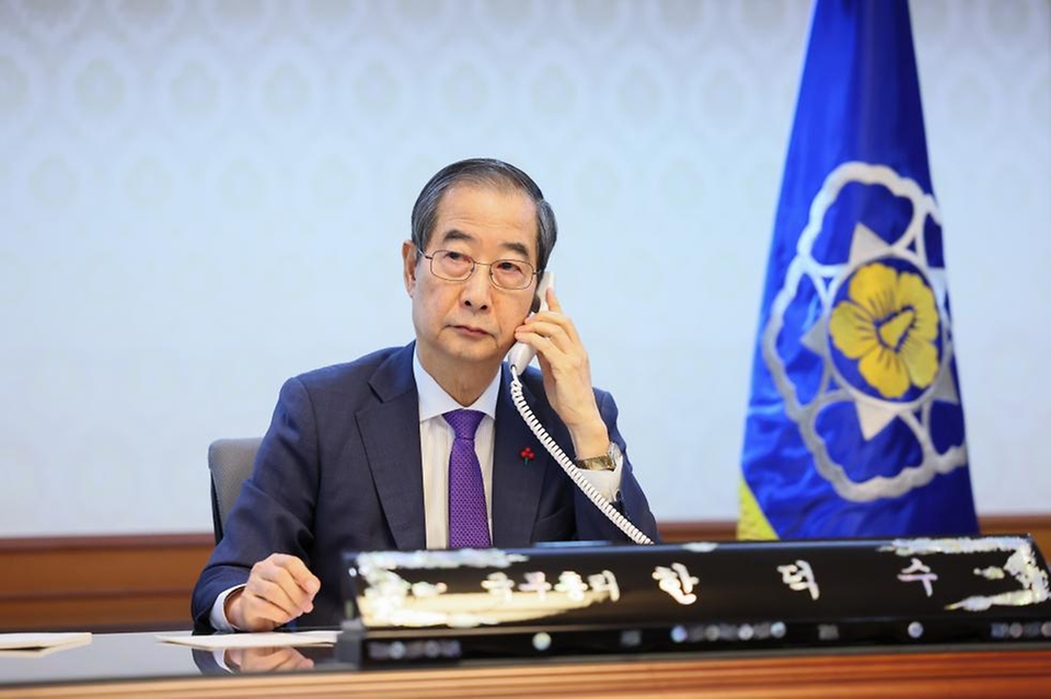 한덕수 대통령 권한대행 국무총리가 15일 세종대로 정부서울청사 집무실에서 조 바이든 미국 대통령과 전화 통화를 하고 있다.