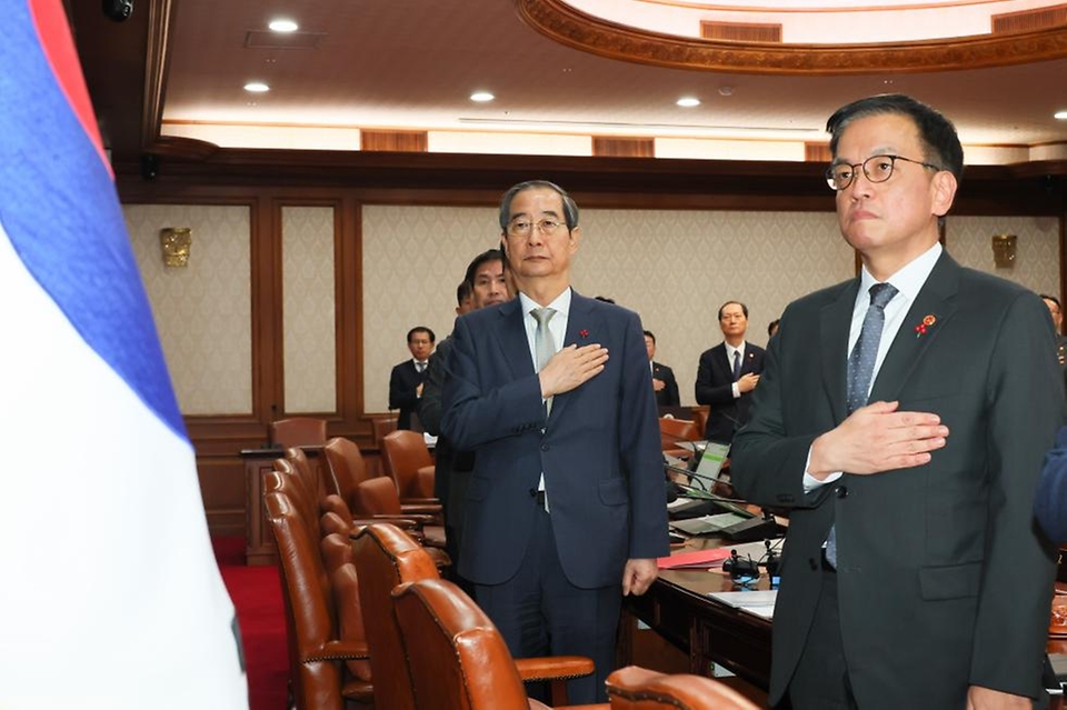 한덕수 대통령 권한대행 국무총리가 14일 세종대로 정부서울청사에서 열린 임시 국무회의를 주재, 모두발언을 하고 있다.