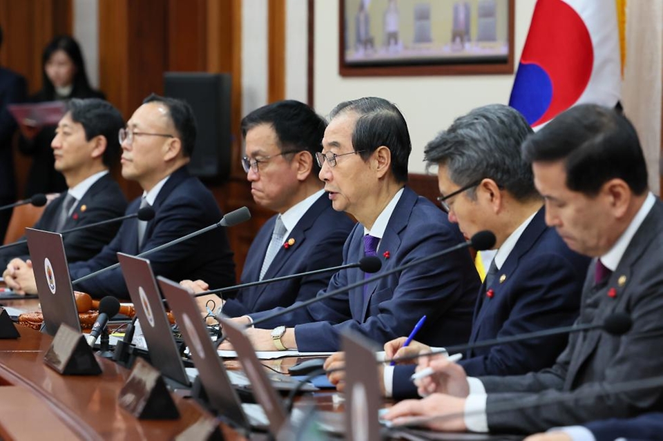 한덕수 대통령 권한대행 국무총리가 17일 세종대로 정부서울청사에서 열린 국무회의를 주재, 모두발언을 하고 있다.