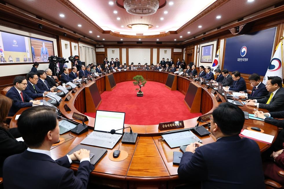 한덕수 대통령 권한대행 국무총리가 17일 세종대로 정부서울청사에서 열린 국무회의를 주재, 모두발언을 하고 있다.