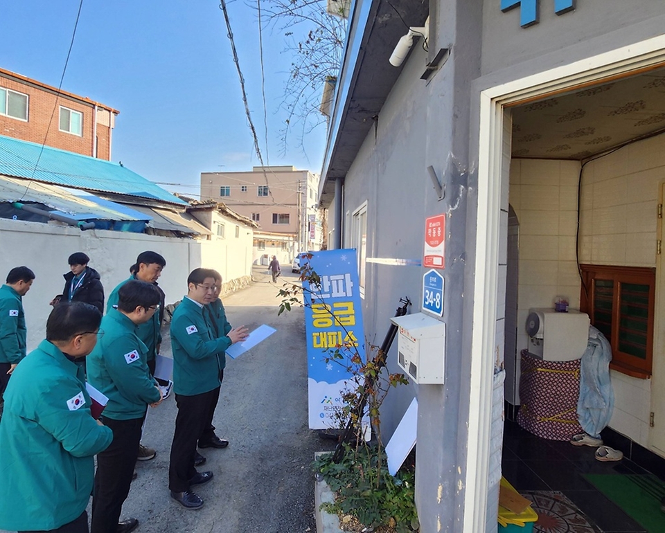 오병권 행정안전부 자연재난실장이 17일 오후 충남 아산시 소재 한파응급대피소를 방문해 겨울철 대설 대비 한파응급대피소 운영 현황 및 안전검검을 하고 있다.