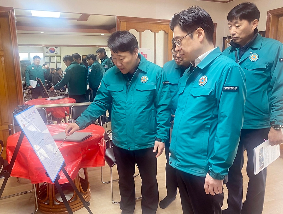 오병권 행정안전부 자연재난실장이 17일 오후 충남 아산시 배방읍 한파쉼터를 방문해 겨울철 대설 대비 한파취약계층 보호대책 현황 청취 및 방한 용품 등을 점검하고 있다.