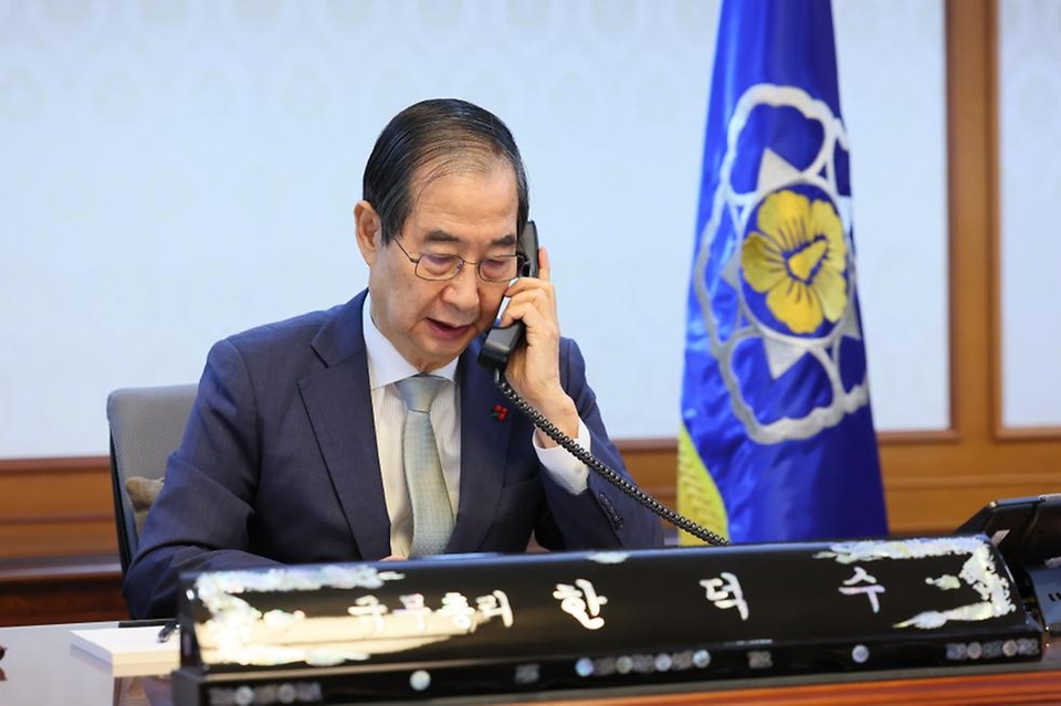 한덕수 대통령 권한대행 국무총리가 19일 세종대로 정부서울청사 집무실에서 이시바 시게루 일본 총리와 전화 통화를 하고 있다.