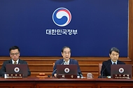 한덕수 대통령 권한대행 국무총리가 19일 세종대로 정부서울청사에서 임시 국무회의를 주재, 모두발언을 하고 있다.