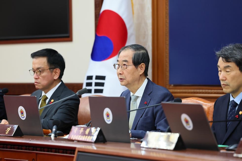 한덕수 대통령 권한대행 국무총리가 19일 세종대로 정부서울청사에서 임시 국무회의를 주재, 모두발언을 하고 있다.