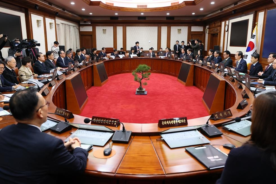 한덕수 대통령 권한대행 국무총리가 19일 세종대로 정부서울청사에서 임시 국무회의를 주재, 모두발언을 하고 있다.