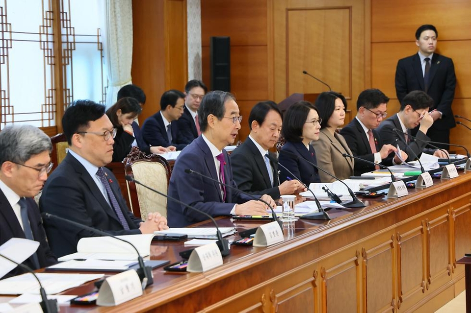 한덕수 대통령 권한대행 국무총리가 20일 세종대로 정부서울청사에서 열린 국가첨단전략산업위원회를 주재하고 있다.