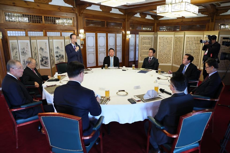 한덕수 대통령 권한대행 국무총리가 23일 삼청동 총리서울공관에서 열린 경제단체 오찬 간담회에서 발언을 하고 있다. 