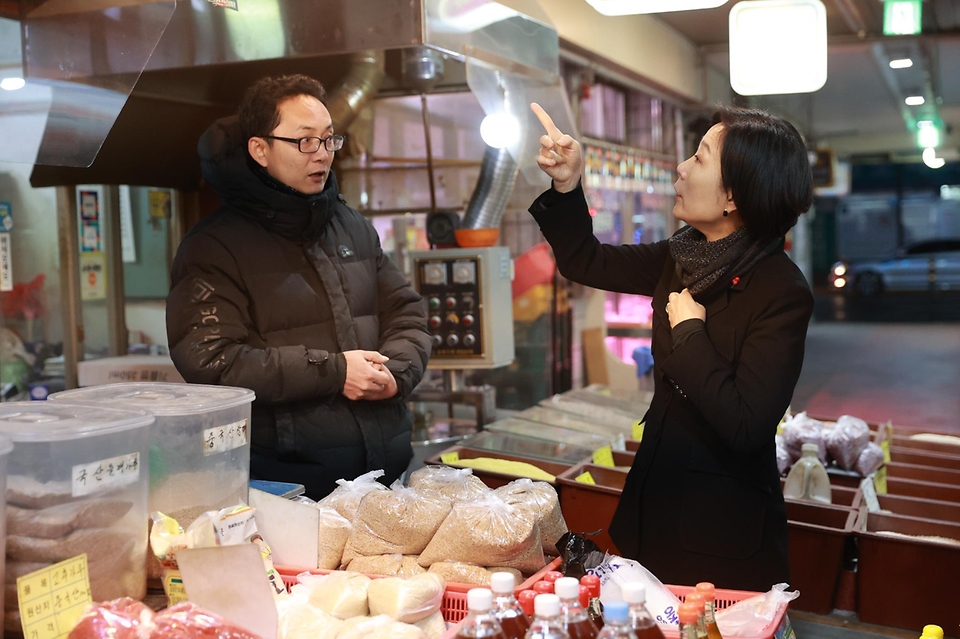 오영주 중소벤처기업부 장관은 16일 대전 유성구 송강동에 위치한 송강전통시장을 방문해 상인들의 애로사항을 청취하고 격려하는 시간을 가졌습니다.