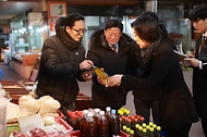 오영주 중소벤처기업부 장관은 16일 대전 유성구 송강동에 위치한 송강전통시장을 방문해 상인들의 애로사항을 청취하고 격려하는 시간을 가졌습니다.