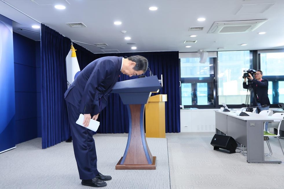 한덕수 대통령 권한대행 국무총리가 26일 세종대로 정부서울청사에서 대국민담화를 발표하고 있다.