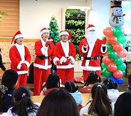 송미령 농림축산식품부 장관은 크리스마스를 맞아 12월 24일(화) 충청남도 부여군에 위치한 삼신늘푸른동산을 방문해 아이들에게 직접 선물을 전달하며 따뜻한 시간을 함께 보냈습니다.