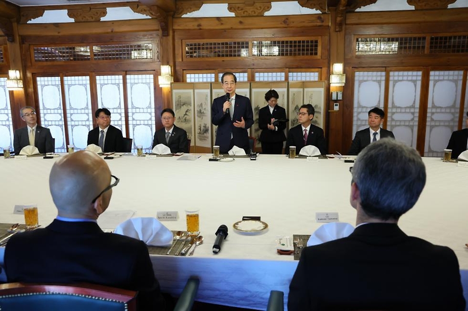 한덕수 대통령 권한대행 국무총리가 24일 삼청동 총리서울공관에서 열린 서울재팬클럽(SJC) 오찬 간담회에서 인사말을 하고 있다.